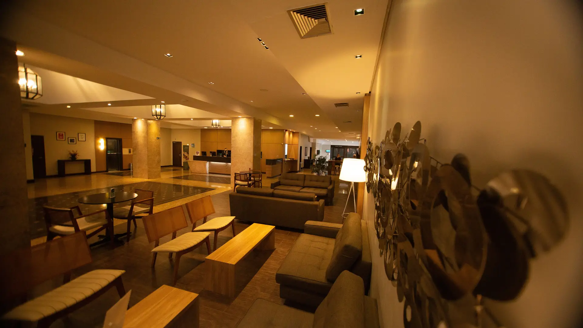 Social sittgrupp i hotellets gemensamma yta