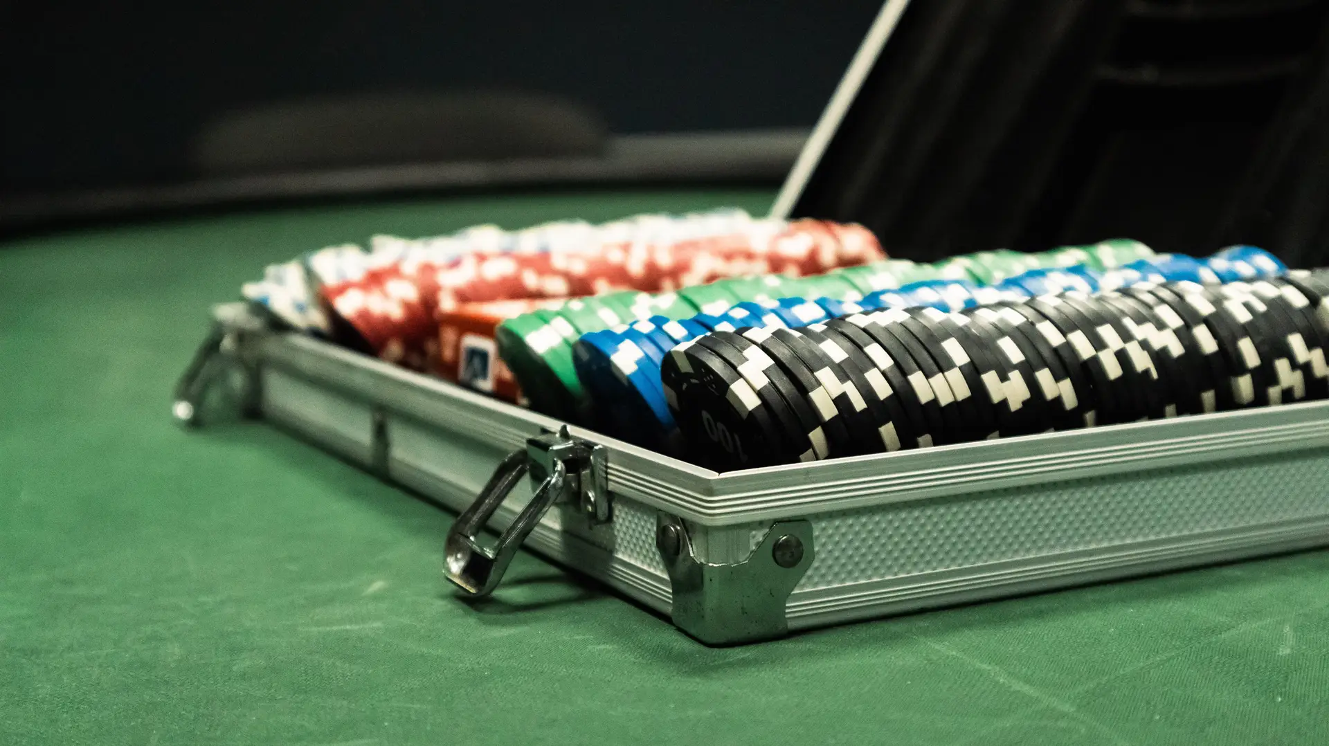 Spelmarker för poker på bord