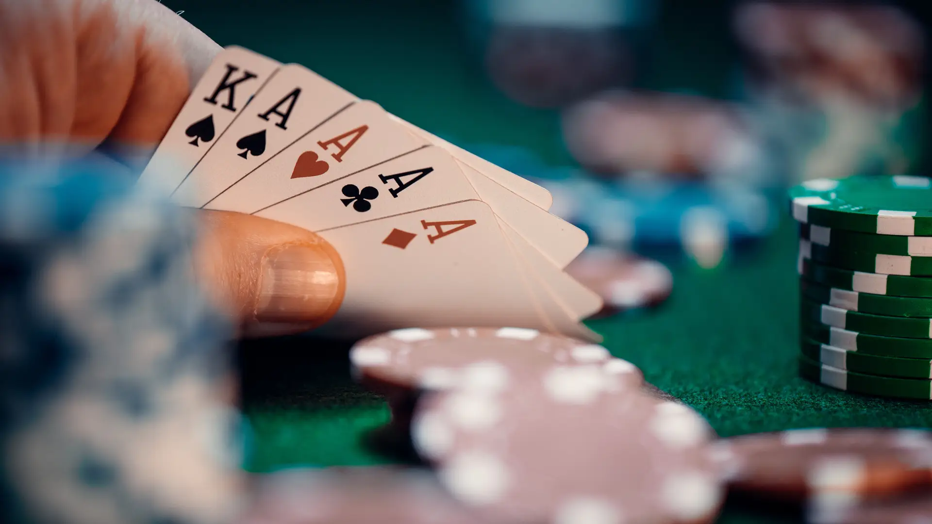 Pågående pokerspel vid bord