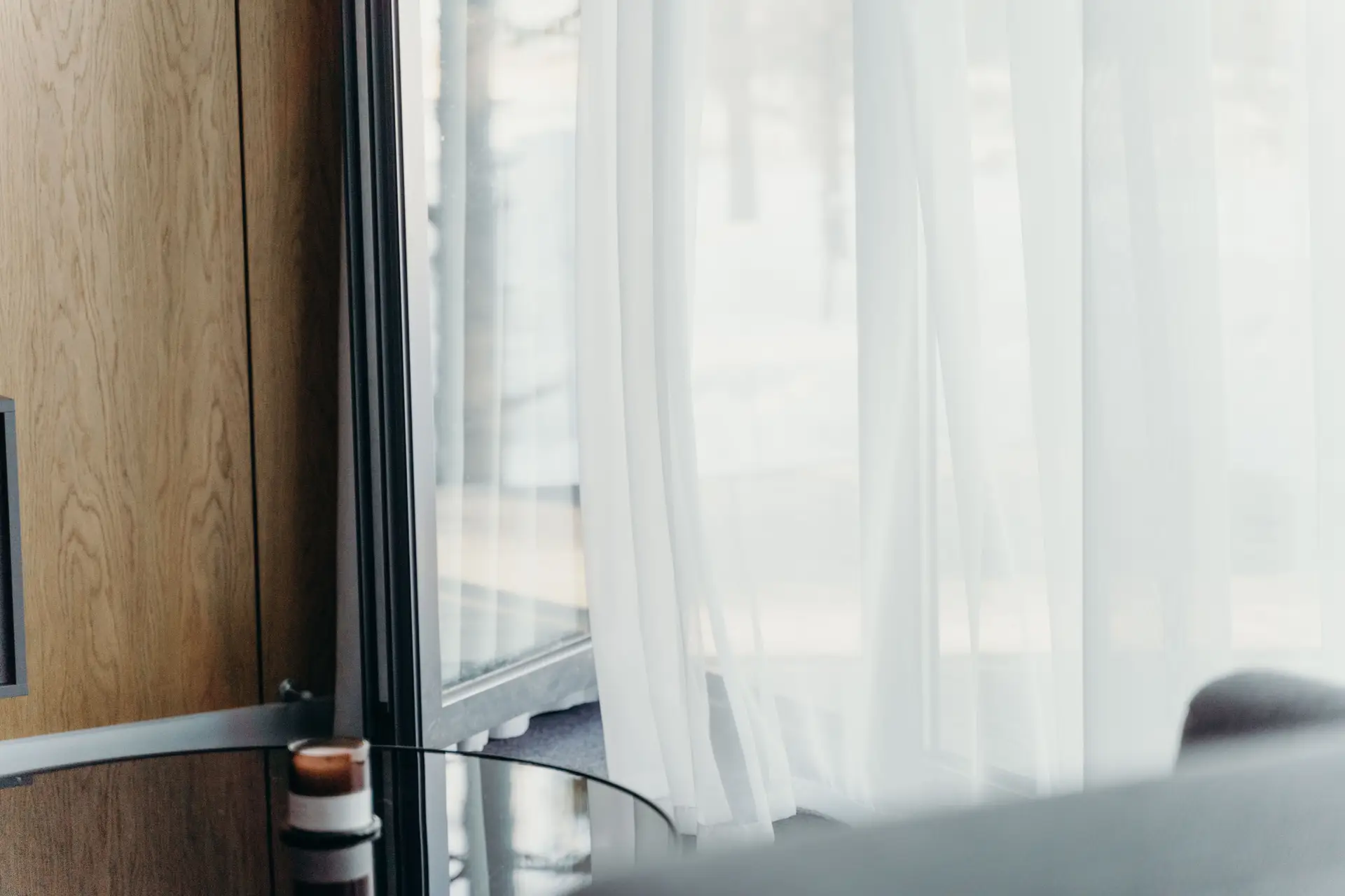 Elegant hotellrum med skandinavisk inredning