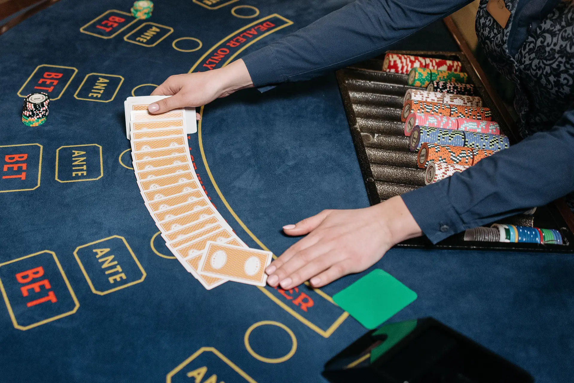 Professionell dealer vid blackjackbord